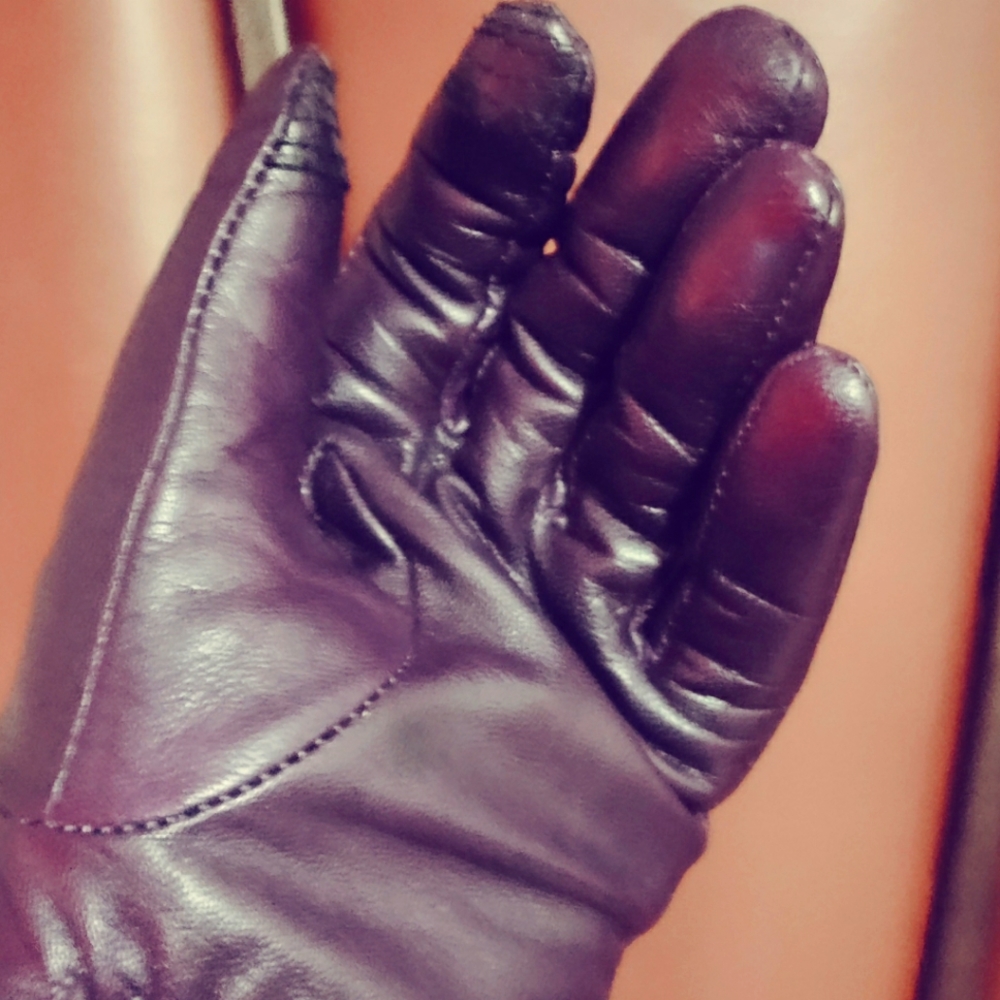 Purple gloves. Ginuine leather and polyester.